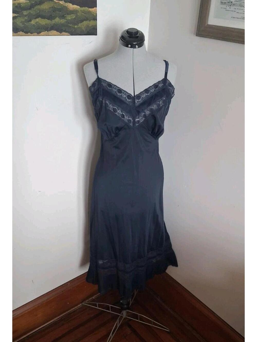 Vintage 1950s NAVY slip, Sz M/L 40 Ruffled Retro Dress Slip Nylon Vanity Faire